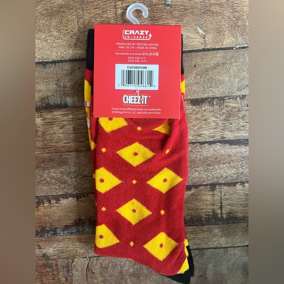 One Pair Cheez-It Cheese Cracker Fun Crew Socks Adult OS CRAZY UNIVERSE Kellogg - Picture 2 of 2